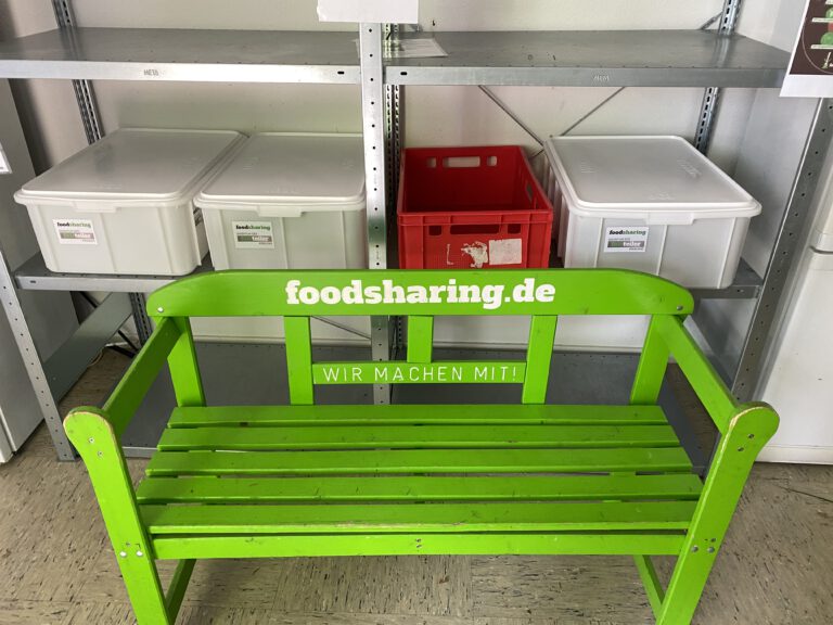 Mitmachen Ehrensache sponsert Lebensmittelboxen für den Fairteiler in Kißlegg 